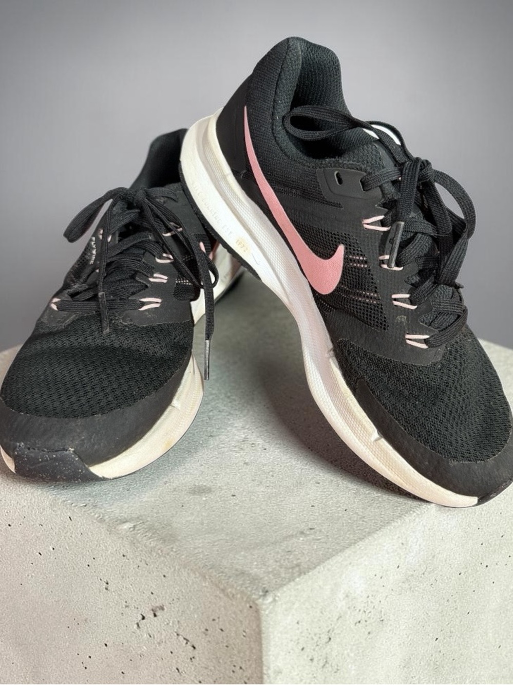 Nike Women’s Run Swift 3 in the "Black/White/Medium Soft Pink Colorway -Size 6